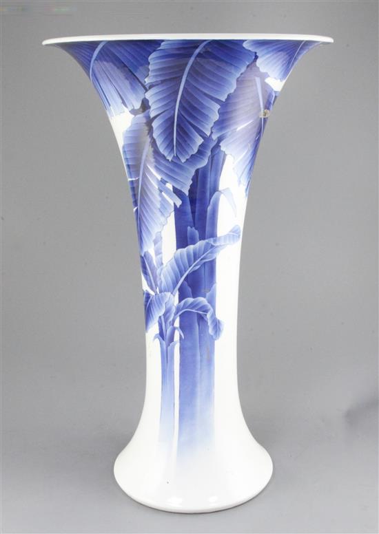 A large Japanese blue and white trumpet shaped vase, by Makuzu Kozan II (Miyagawa Hanzan, 1858-1940), Taisho period 60cm